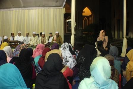 Bu Nyai Dra.Hj Ucik N. Nurhidayati,MPdl